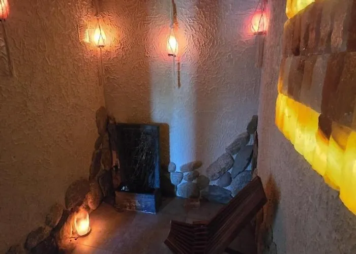 Large Home, Sauna, Jacuzzi, Salt Cave